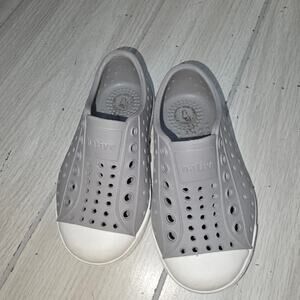 Native Jefferson Unisex Kids Shoes Gray And White Size 6 Water Slip On